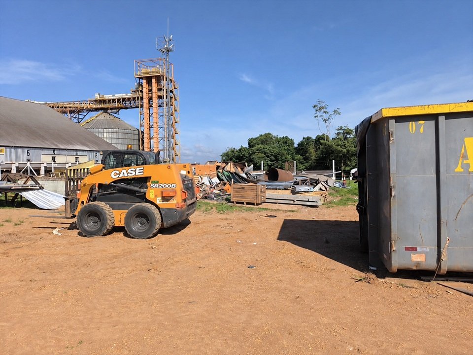 Máquina utilizada como apoio em atividade de obra